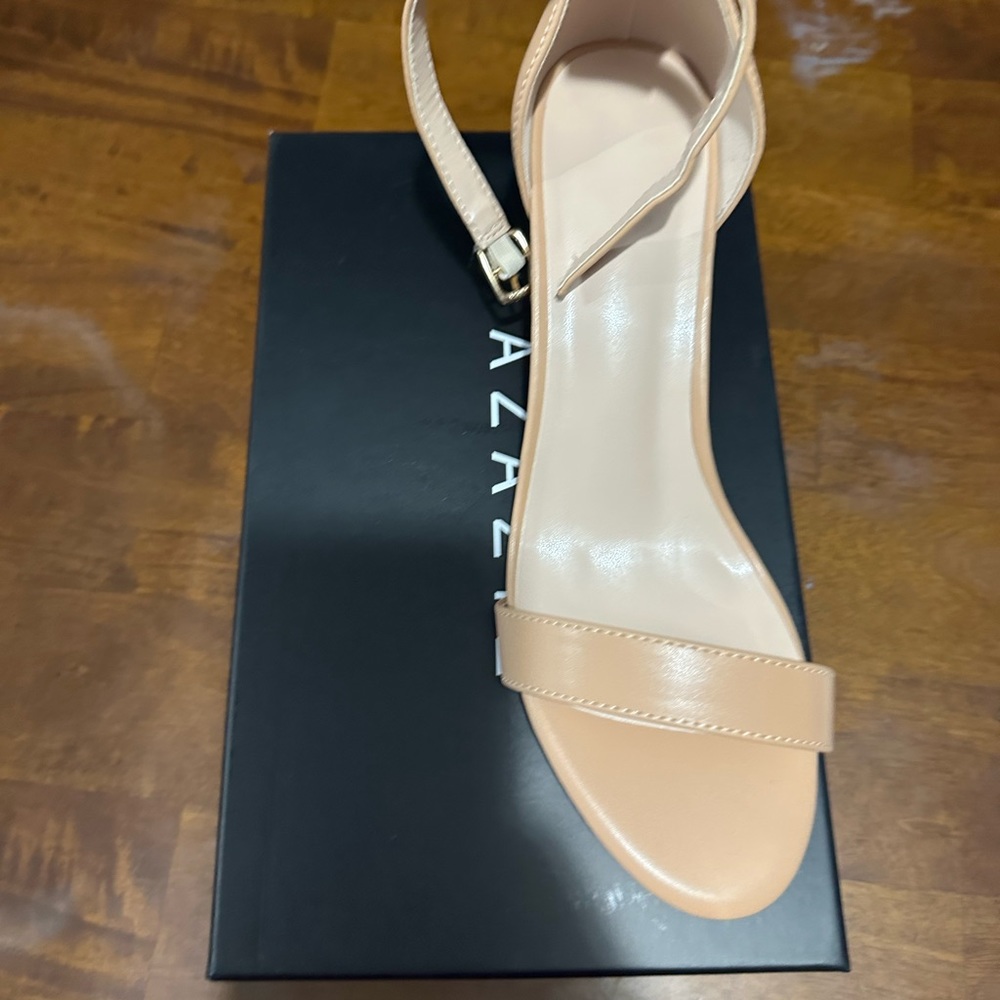 Women’s size 8 nude heals